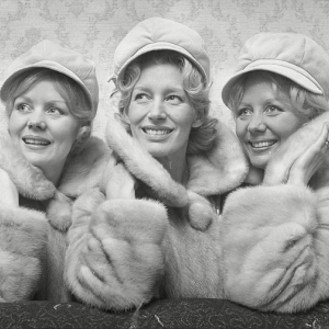 The Beverley Sisters Come Home To My Arms cover artwork
