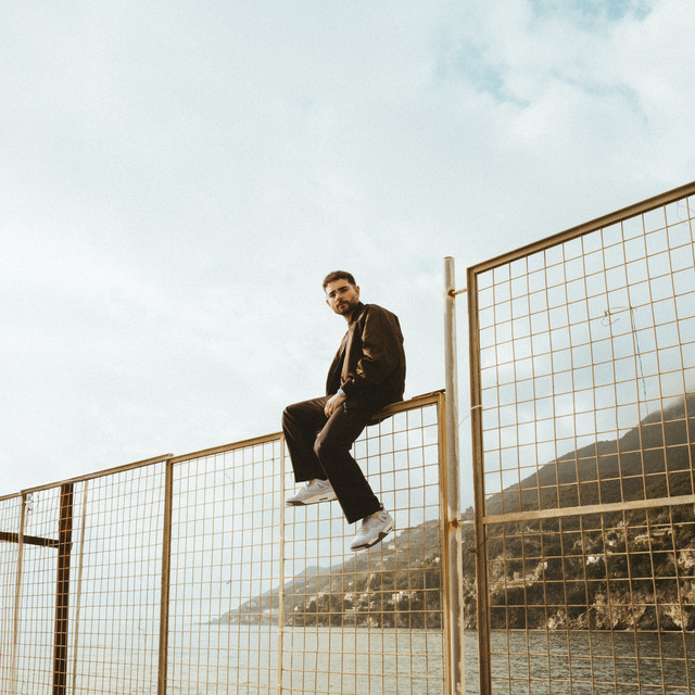Rocco Hunt featuring Irama — CCHIÙ BENE &#039;E ME cover artwork