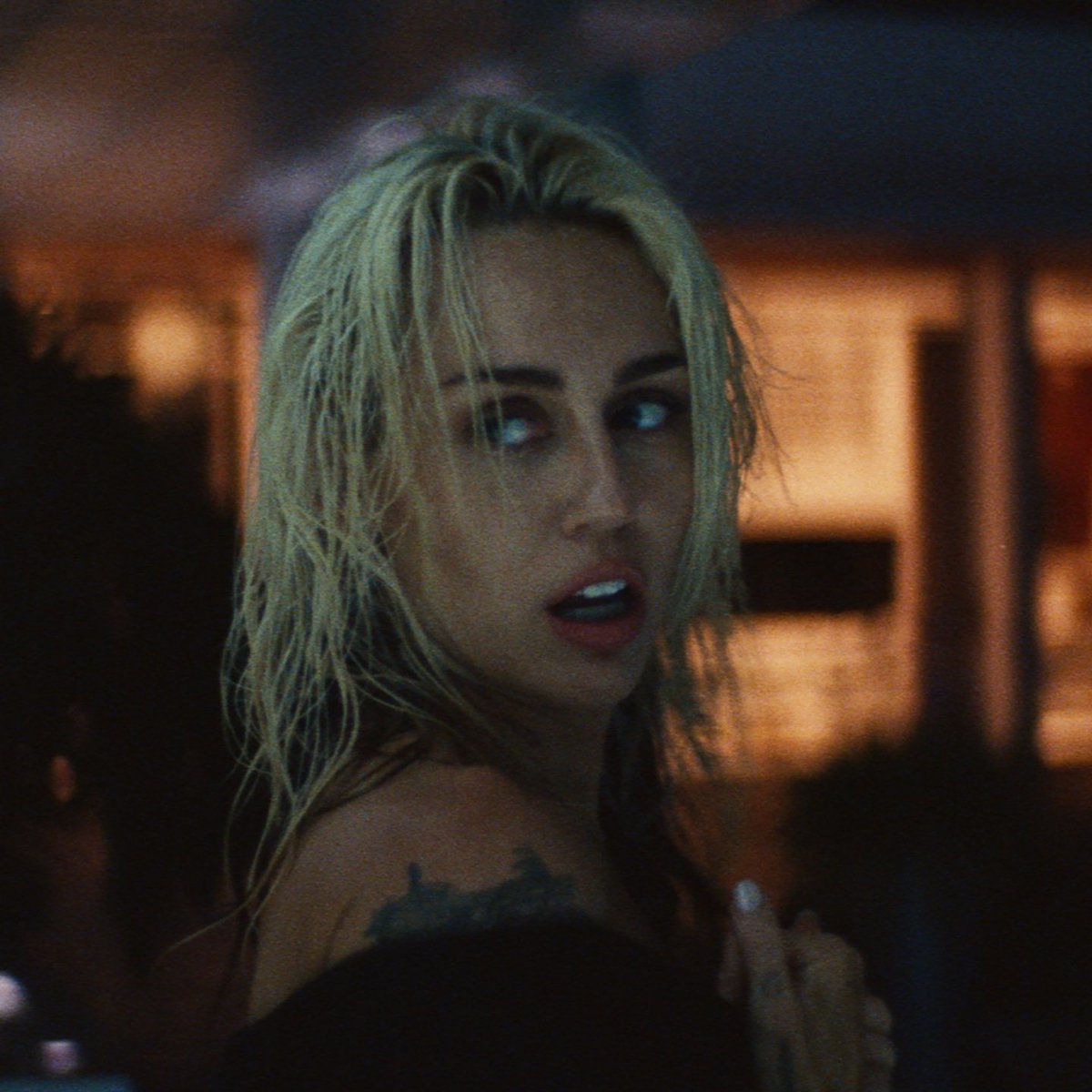 Miley Cyrus — Flowers cover artwork