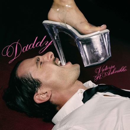 Victoria de Angelis featuring Ashnikko — DADDY cover artwork