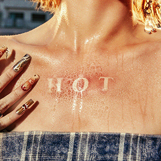LE SSERAFIM — HOT cover artwork