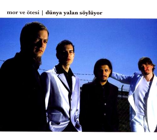 Mor ve Ötesi — Dünya Yalan Söylüyor cover artwork