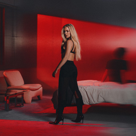 Becky Hill >>>hands on me<<< cover artwork