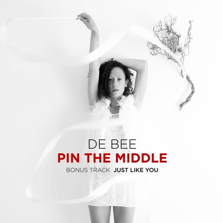 De Bee Pin The Middle cover artwork